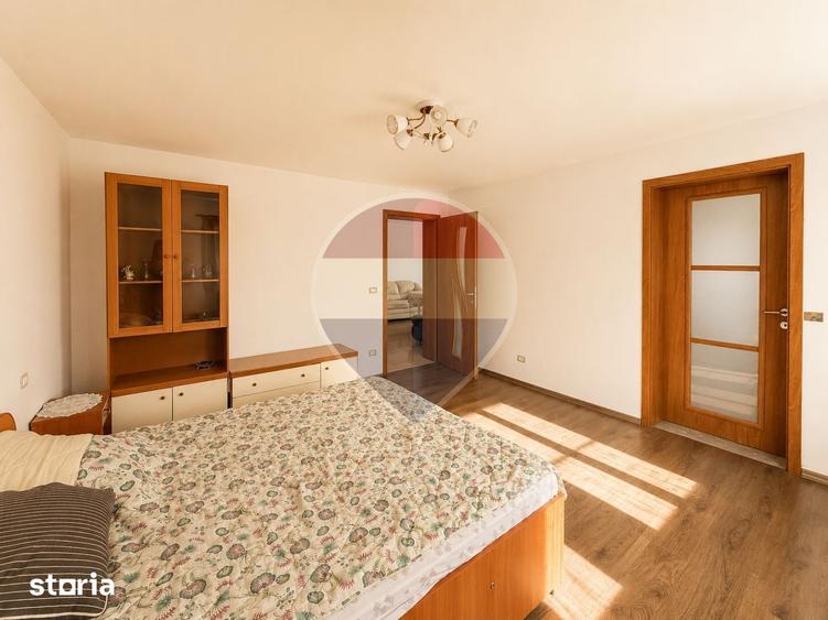 Casă cu 6 camere cu Teren 2700 Mp în Negri