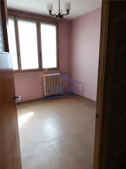 Apartament cu 3 camere semidecomandat în Rahova