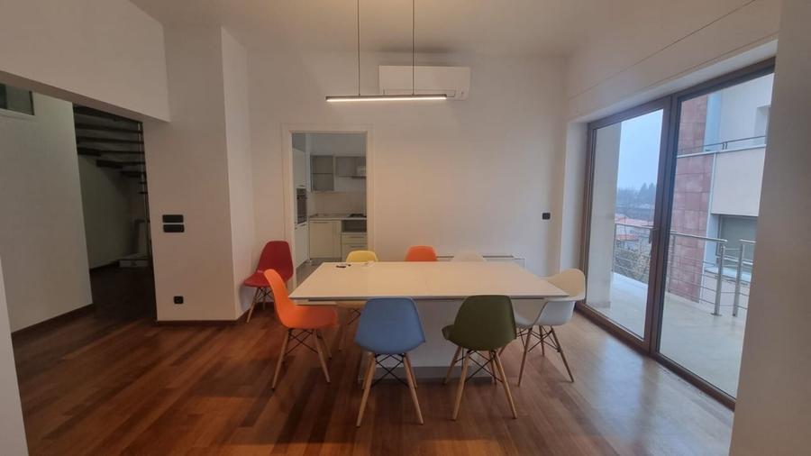 Apartament cu 5 camere decomandat, mobilat în Primăverii