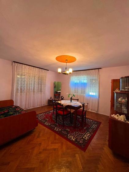 Casă cu 4 camere decomandat în Vețel