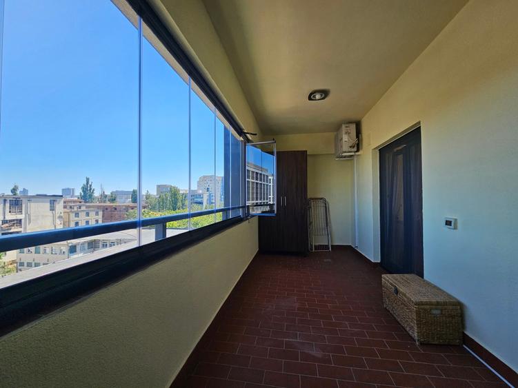 Apartament cu 3 camere semidecomandat, mobilat în Splaiul Independenței