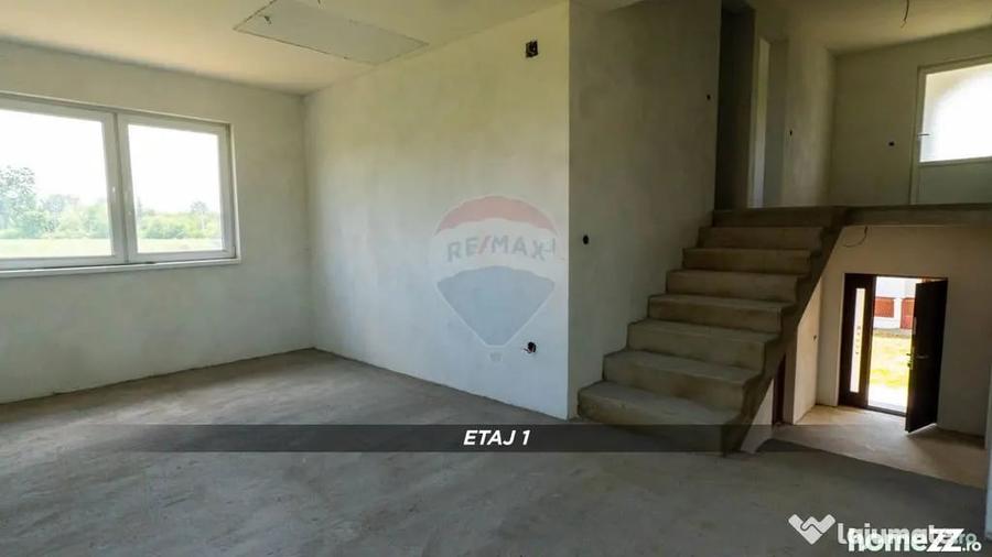 Casă cu 5 camere cu Teren 600 Mp în Mireșu Mare