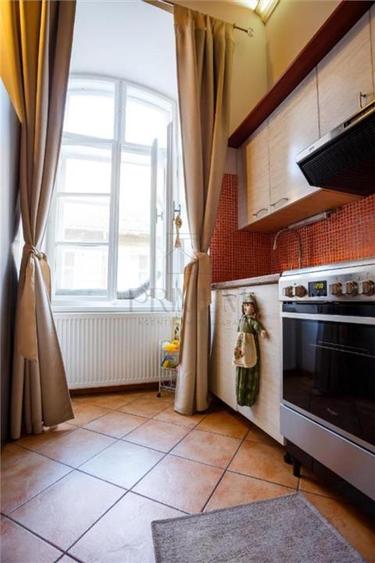 Apartament cu 2 camere semidecomandat, mobilat în Central