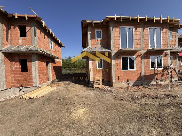 Duplex cu 3 camere cu Canalizare în Remetea Mare
