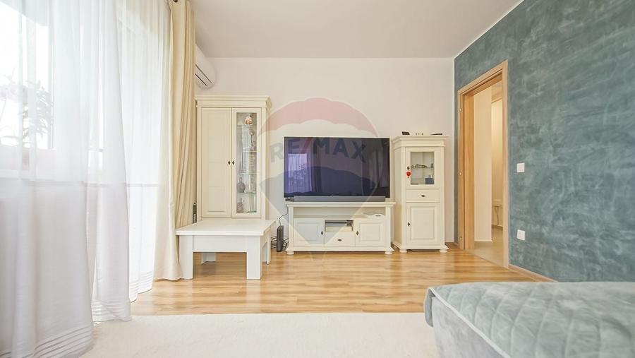 Apartament cu 3 camere decomandat în Tractorul