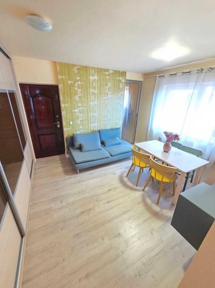 Apartament cu 3 camere decomandat în Florești