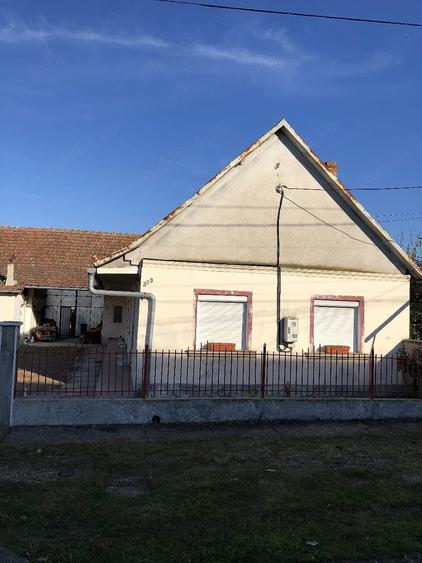 Casă cu 4 camere cu Teren 1040 Mp în Horia