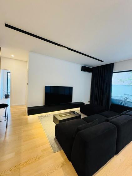 Apartament cu 3 camere semidecomandat, mobilat în P-ța Romană