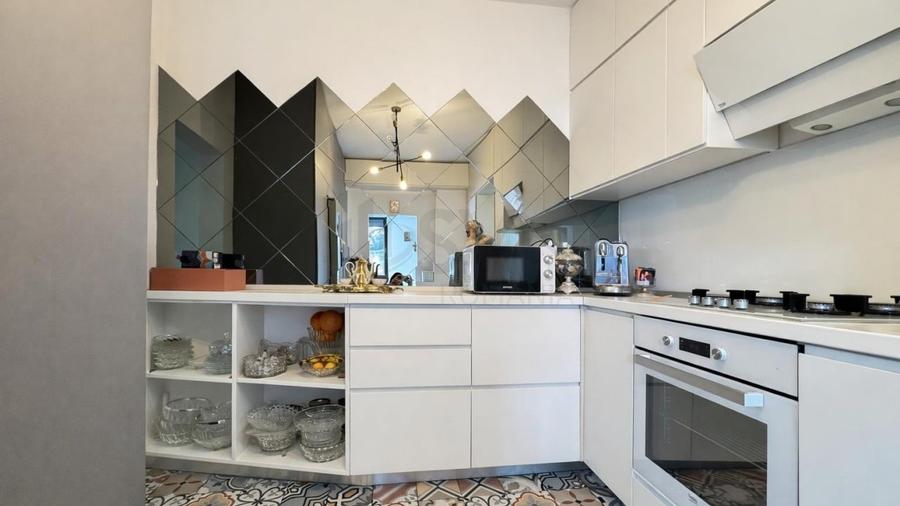 Apartament cu 4 camere semidecomandat, mobilat în Capitale