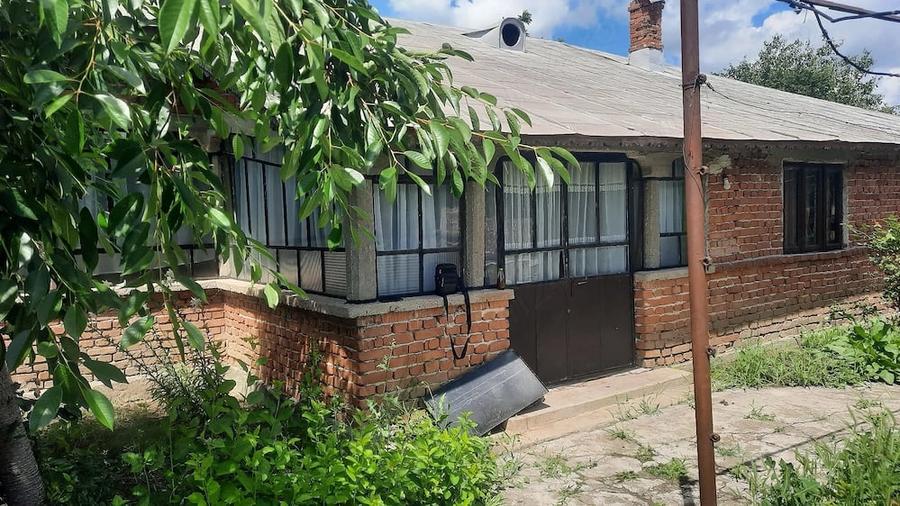 Casă cu 6 camere cu Teren 1500 Mp în Hulubești