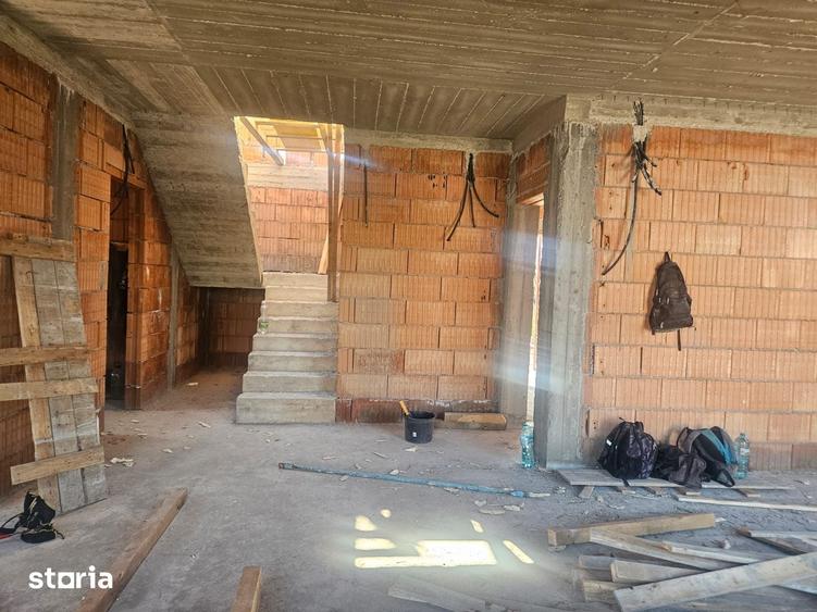 Casă cu 4 camere cu Teren 400 Mp în Bradu