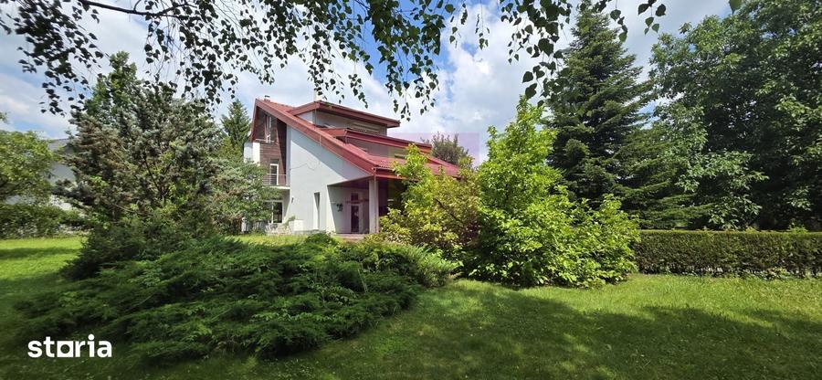 Casă cu 10 camere cu Teren 2813 Mp în Central