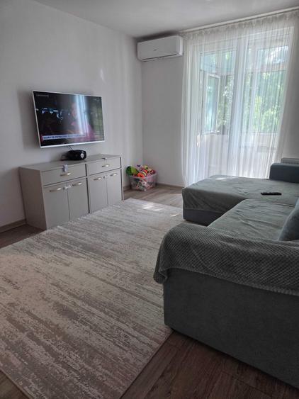 Apartament cu 3 camere semidecomandat în Titan