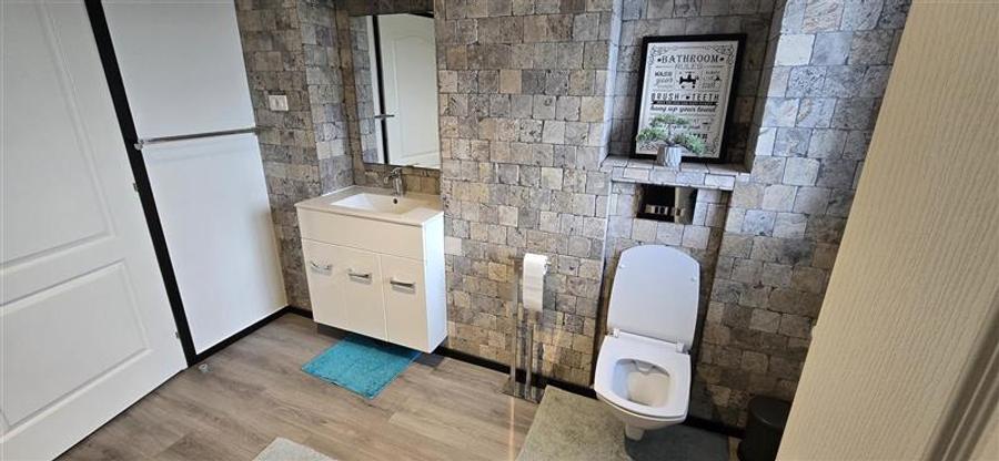 Casă individuală cu 8 camere cu Piscina în 1 Decembrie