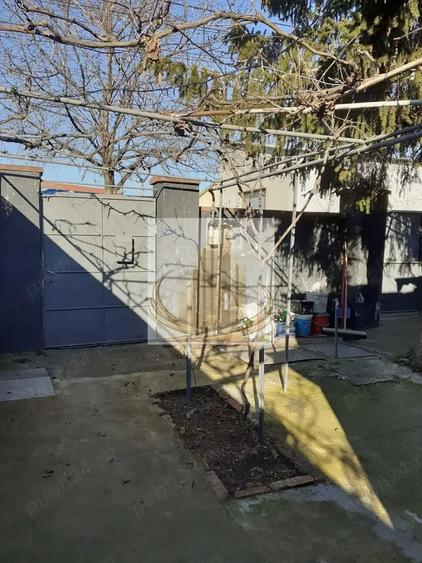 Casă individuală cu 6 camere cu Canalizare în Lipovei