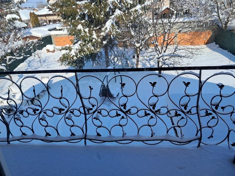 Casă individuală cu 5 camere cu Canalizare în Central