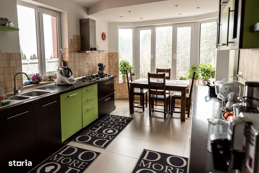 Casă cu 9 camere cu Teren 1400 Mp în Central