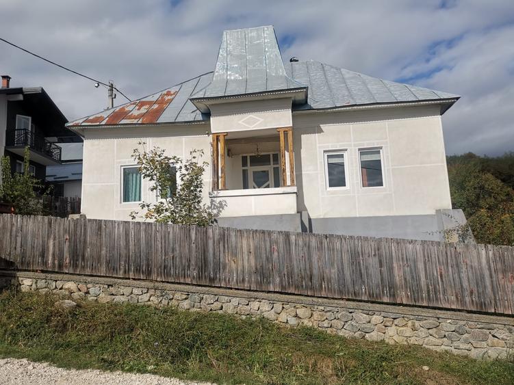 Casă individuală cu 3 camere cu Teren 1200 Mp în Aninoasa