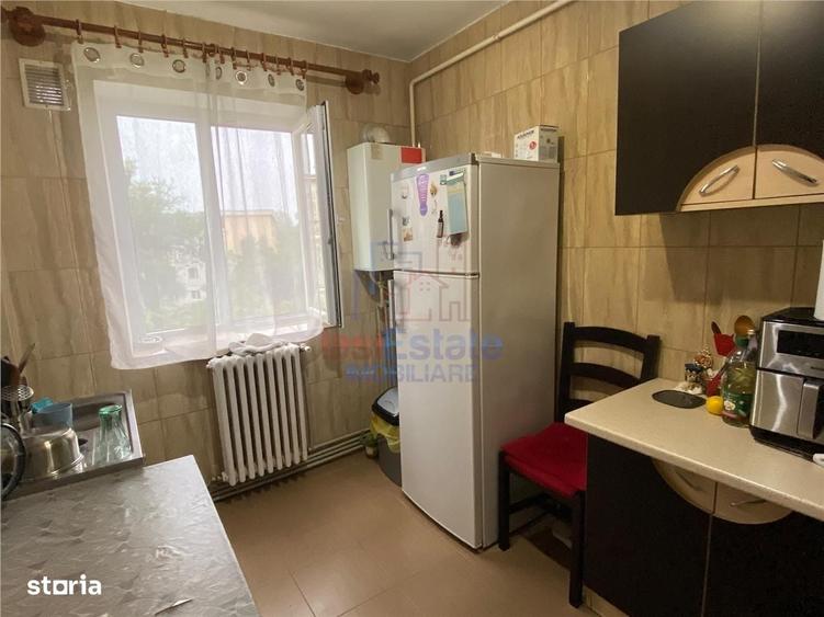 Apartament cu 3 camere semidecomandat în Alexandru cel Bun