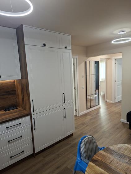 Apartament cu 4 camere decomandat în Central