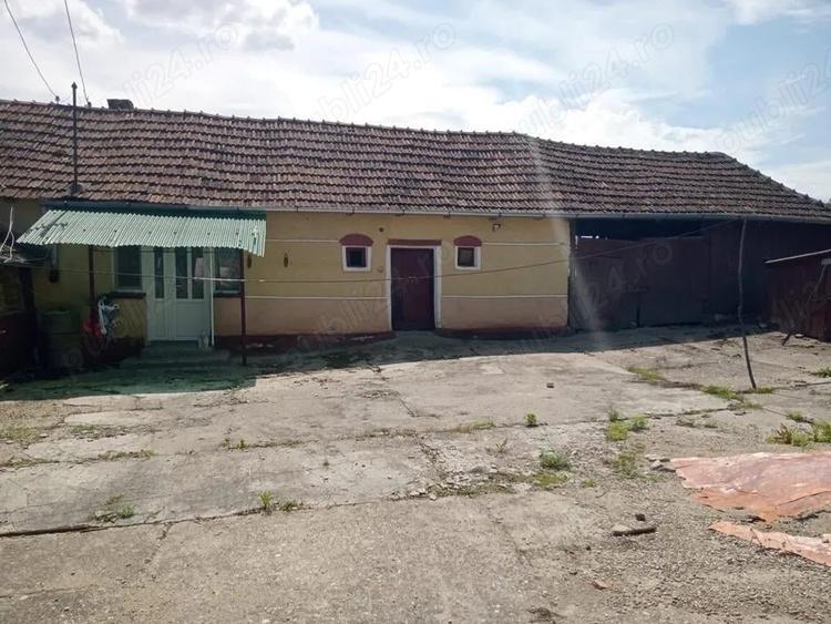 Casă cu 4 camere în Almașu Mare