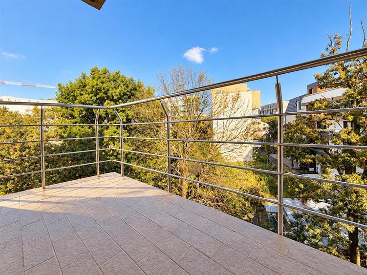 Apartament cu 5 camere decomandat, mobilat în Herăstrău