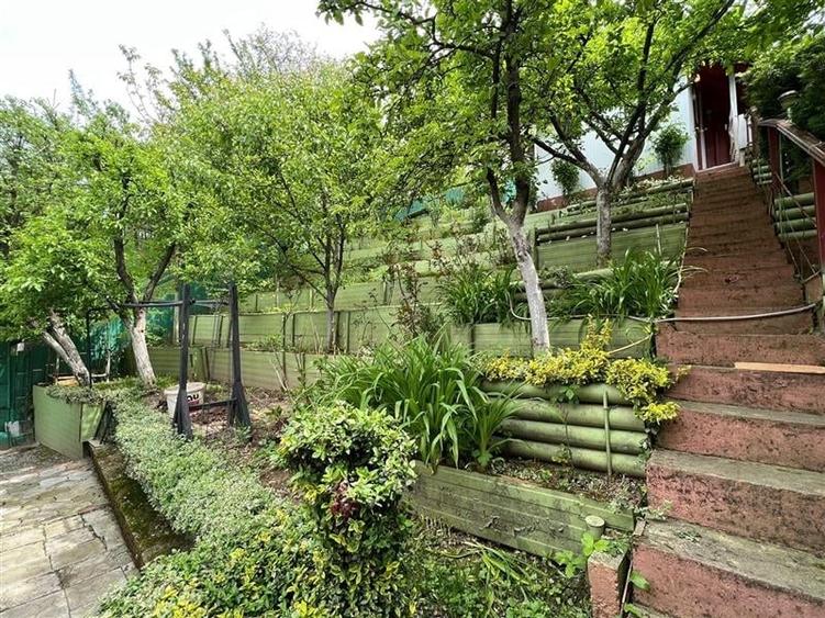 Casă individuală cu 10 camere cu Teren 700 Mp în Exterior Est