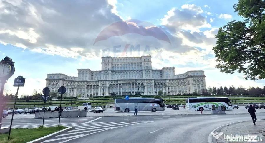Apartament cu 4 camere decomandat în P-ța Unirii