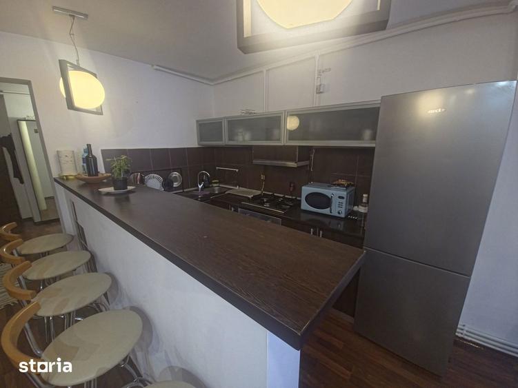 Apartament cu 3 camere decomandat, mobilat în Delfinariu
