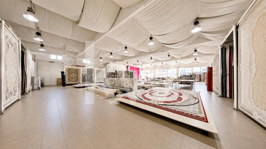 Spațiu comercial, de 443 mp, în Bartolomeu