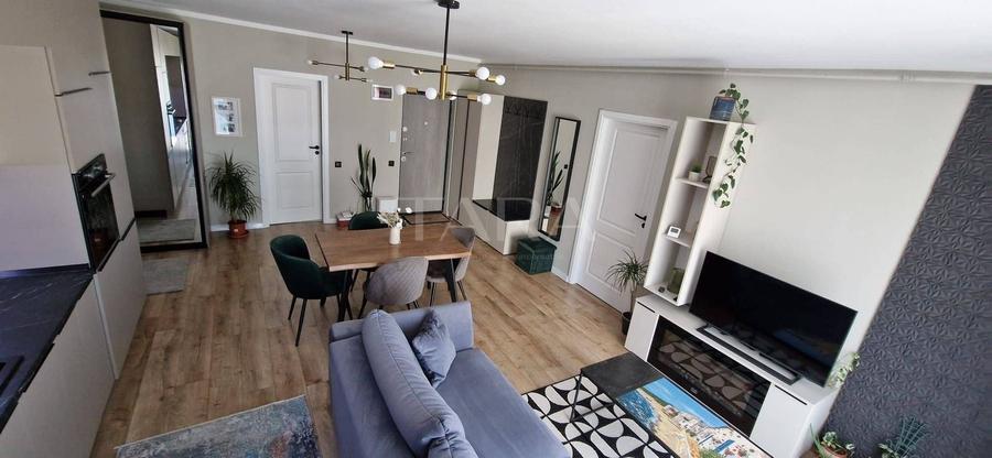 Apartament cu 3 camere semidecomandat în Florești