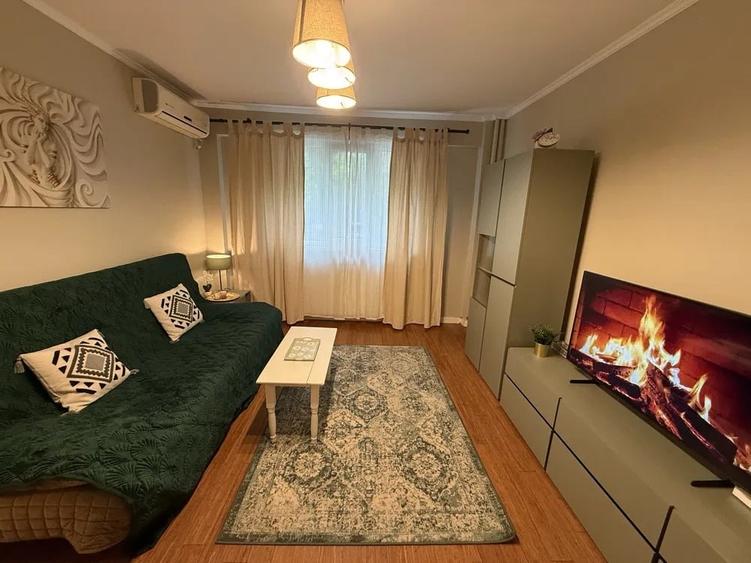 Apartament cu 2 camere semidecomandat, mobilat în P-ța Victoriei