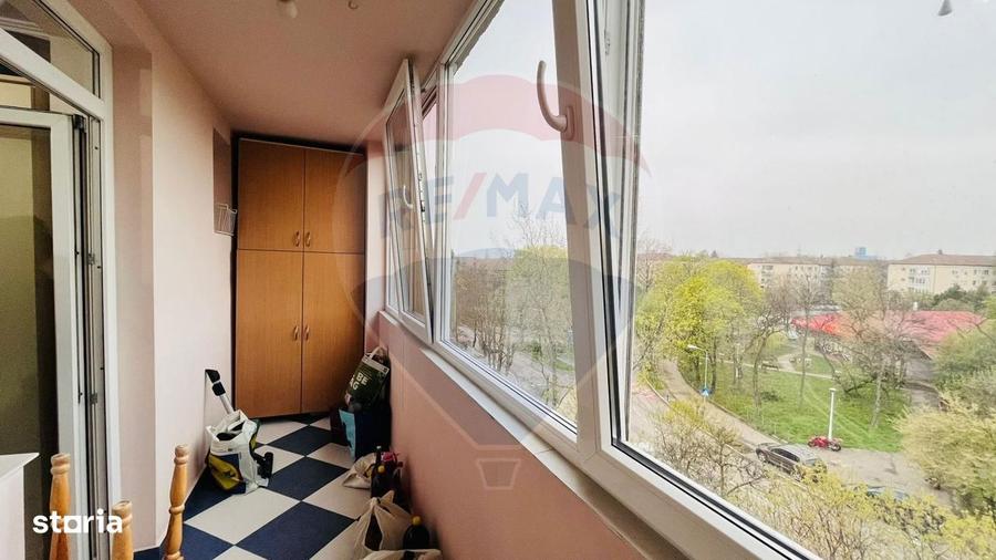 Apartament cu 3 camere semidecomandat, mobilat în Rogerius