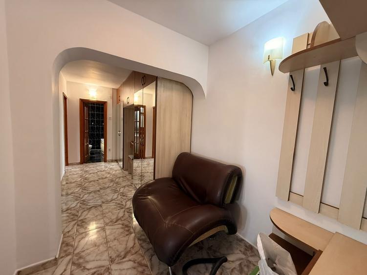 Apartament cu 3 camere decomandat, mobilat în Nicolina