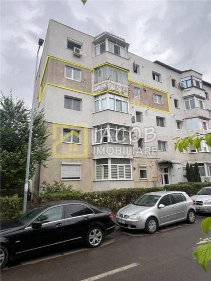 Apartament cu 3 camere semidecomandat în Central