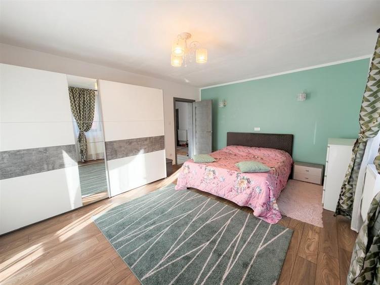 Casă cu 9 camere cu Teren 814 Mp în Cihei