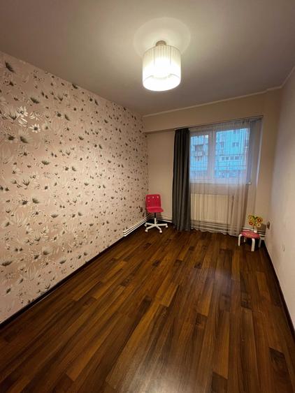 Apartament cu 3 camere decomandat în Exterior Vest