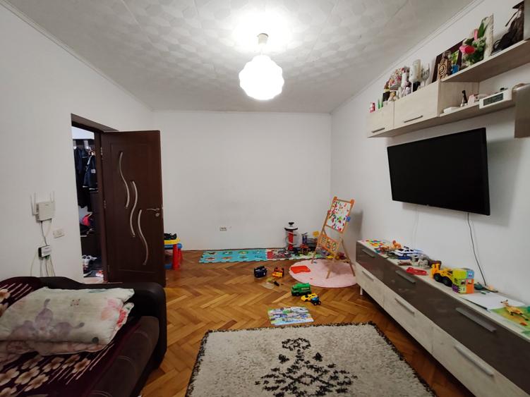 Apartament cu 3 camere semidecomandat în Gării