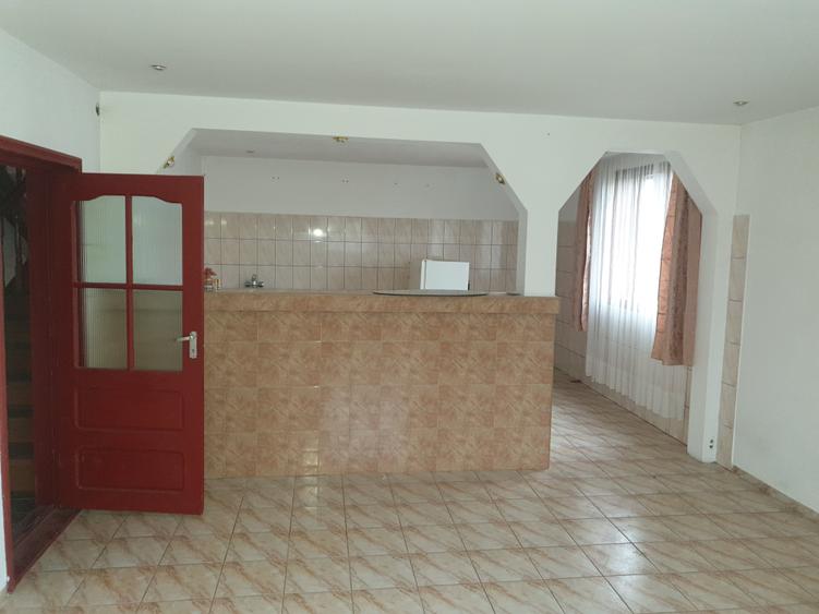 Casă individuală cu 8 camere cu Teren 1820 Mp în Vadu Moldovei