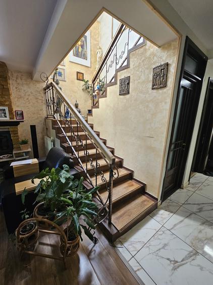 Casă cu 5 camere cu Teren 696 Mp în Aroneanu