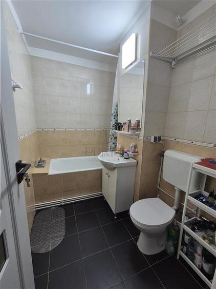 Apartament cu 2 camere semidecomandat, mobilat în Dâmbovița