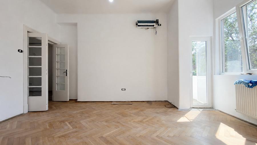 Apartament cu 5 camere decomandat în P-ța Victoriei