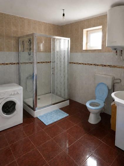 Casă cu 4 camere în Runcu