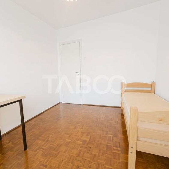 Apartament cu 3 camere semidecomandat, mobilat în Central