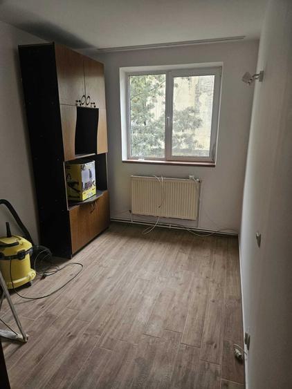Apartament cu 3 camere decomandat în Exterior Vest