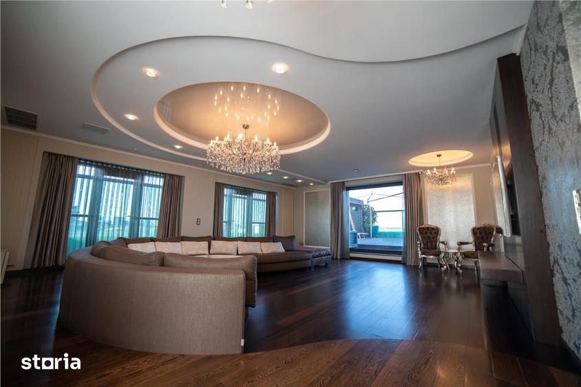 Apartament cu 5 camere decomandat în Tei