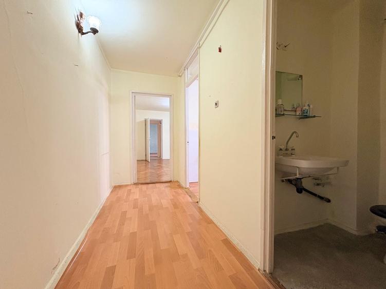 Apartament cu 3 camere semidecomandat în Aradului