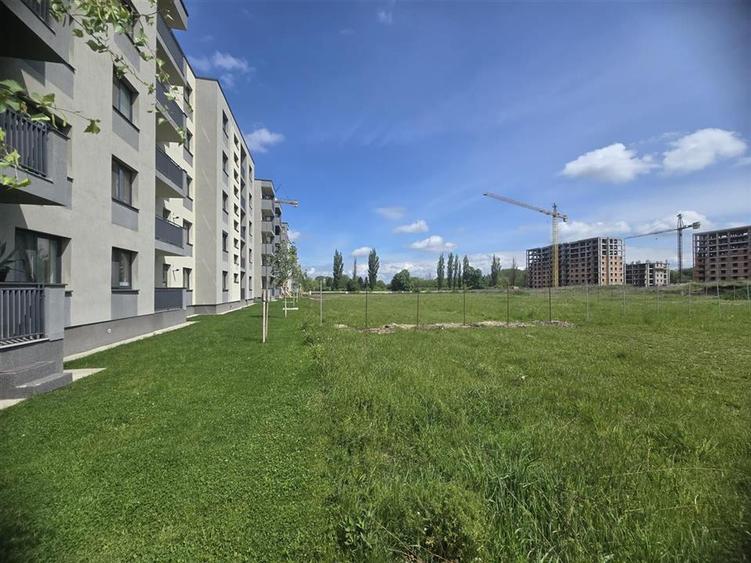 Teren Construcții intravilan de 7550 mp, în Tractorul