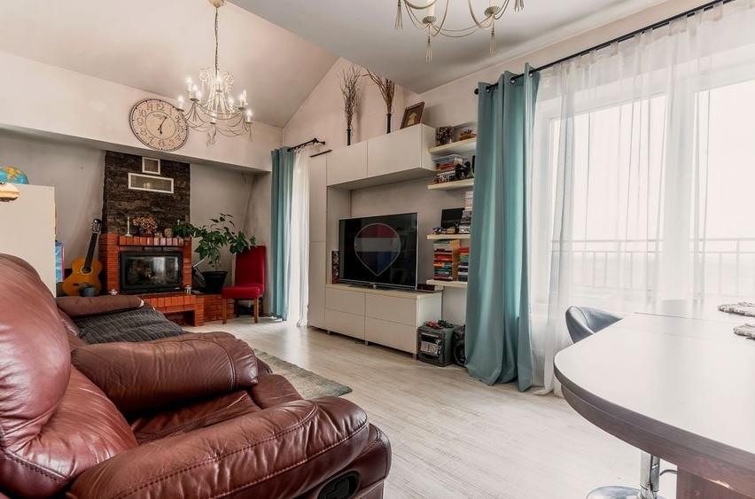 Apartament cu 5 camere decomandat, mobilat în Breazu