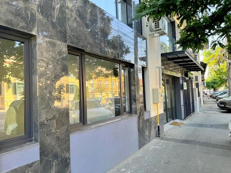 Birou, de 210 mp, în Central